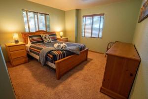 Ένα ή περισσότερα κρεβάτια σε δωμάτιο στο Bear Creek Lodge - Spa - Fire Table - 3min to Trails