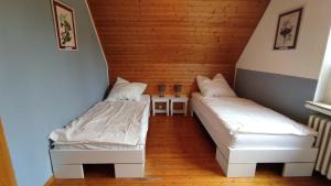 a room with two beds and a table at FeWo im Naturschutzgebiet in Hiddenhausen +48 photos