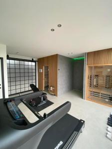 ein Zimmer mit einem Fitnessraum mit zwei Laufbändern in der Unterkunft Vakantiehuis Joanitas in Bredene