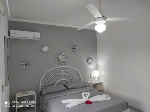 sypialnia z łóżkiem z dwoma ręcznikami w obiekcie Villa Preciosa w mieście Bayahibe