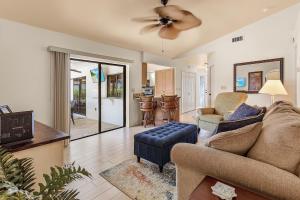 Χώρος καθιστικού στο Canal Views, Heated Pool, Sleeps 8! - Magenta Sky and Key Lime Pie
