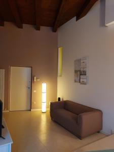 salon z brązową kanapą i jasną w obiekcie A Casa di Andry w mieście Loreto