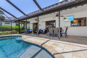 Πισίνα στο ή κοντά στο Canal Views, Heated Pool, Sleeps 8! - Magenta Sky and Key Lime Pie