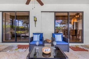 Χώρος καθιστικού στο Canal Views, Heated Pool, Sleeps 8! - Magenta Sky and Key Lime Pie