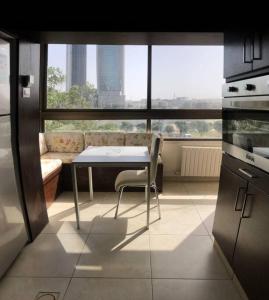 cocina con mesa y sofá en una habitación en Two bedroom furnished apartment in Amman near Boulevard Abdali. en Amán