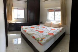 Cama grande en habitación con 2 ventanas en Two bedroom furnished apartment in Amman near Boulevard Abdali. en Amán