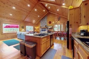 cocina y sala de estar de una cabaña de madera en Branchwater Lodge, en Big Bear Lake
