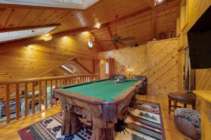 Habitación con mesa de billar en una cabaña en Branchwater Lodge, en Big Bear Lake
