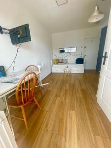 A cozinha ou cozinha compacta de Studio Piscine et Tennis vue sur Lyon