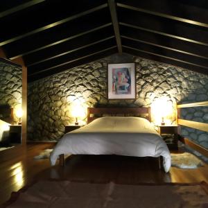 sypialnia z łóżkiem z dwoma światłami na ścianie w obiekcie PS Apartment Polydrosos - PS Rental w mieście Polydrosos