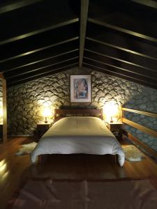 ein Schlafzimmer mit einem großen Bett mit zwei Lampen in der Unterkunft PS Apartment Polydrosos - PS Rental in Polydrosos