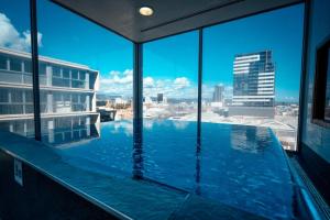 アデレードにあるInfinity on Morphett Adelaideの大型スイミングプール