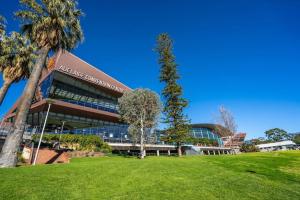 アデレードにあるInfinity on Morphett Adelaideの前にヤシの木がある建物