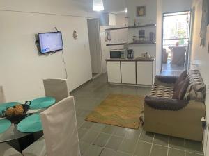 sala de estar con mesa y cocina en Ponta Verde com Manobrista, lavadora de Roupas, Wi-fi, Tv Smart - Apto 703, en Maceió