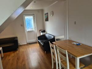 a living room with a dining room table and a couch at Close To Tower Bridge Central London - 4 Bedroom House - 3 Bathrooms - Free Parking 3 Cars - Sleep 9 in London