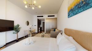ドバイにあるO Ten, Al Jadaf - Locationsのベッドルーム(白いベッド1台、テレビ付)