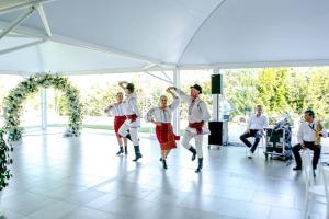 un grupo de personas bailando en una carpa en Agriturismo Sabidor, en Malalbergo