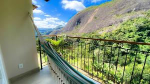 einen Balkon mit Bergblick in der Unterkunft Pousada Altoé da Montanha in Venda Nova do Imigrante