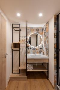y baño con lavabo y espejo. en Campanile Metz - Jouy-Aux-Arches, en Jouy-aux-Arches