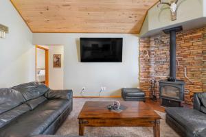- un salon avec un canapé en cuir et un poêle à bois dans l'établissement Granada, à Pagosa Springs