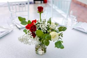 un vaso pieno di fiori su un tavolo di Agriturismo Sabidor a Malalbergo