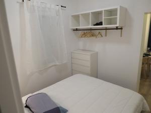 Cette petite chambre comprend un lit et une armoire blanche. dans l'établissement Precioso apartamento en Cuatro Caminos by beBalmy, à Madrid