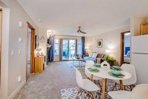 Kuchyň nebo kuchyňský kout v ubytování Lux 2BR/3BD Suite/Mountain View!