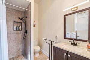 a bathroom with a shower and a sink and a toilet at Cinnamon Bear Creekside Inn in Sonoma