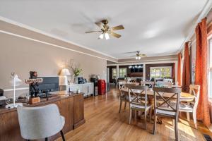 comedor con mesa y sillas en Cinnamon Bear Creekside Inn, en Sonoma