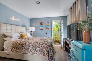 1 dormitorio con 1 cama y TV en Cinnamon Bear Creekside Inn, en Sonoma