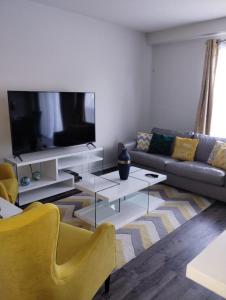 sala de estar con sofá y TV en luxurious 3-bedroom residential home in Lincoln en Beamsville