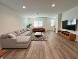 Μια τηλεόραση ή/και κέντρο ψυχαγωγίας στο Modern Lux Home Near Disneyland And In The Heart Of OC!