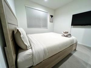 Cama ou camas em um quarto em Modern Lux Home Near Disneyland And In The Heart Of OC!