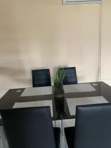 una sala conferenze con tavolo e 4 sedie di kuća za odmor Domus Alba a Branjin Vrh Altre 21 foto