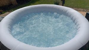 een plas water in een opblaasbare bij Ashford Home - Spacious house close to Ashford International and free drive parking and hot tub in Ashford