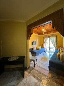 sala de estar con cama y sofá en Palmeraie 3 Vue Piscine et Jardin, en Marrakech