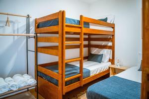 Un dormitorio con dos literas y una cama. en Casa da Ernesta, en Mondim de Basto