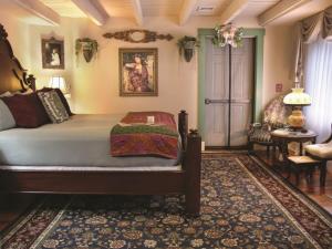 1 dormitorio con cama, mesa y puerta en EJ Bowman House Bed & Breakfast, en Lancaster