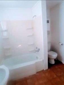 ein Badezimmer mit einer weißen Badewanne und einem WC in der Unterkunft Contactless Entry Casino's/ Plants Workers in Lake Charles