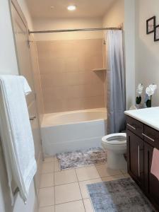 łazienka z wanną, toaletą i umywalką w obiekcie Domain at Kirby w mieście Houston