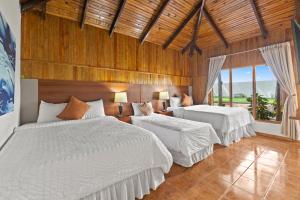Tempat tidur dalam kamar di H4 LAS CABAÑAS