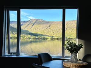 una ventana con vistas al lago en Cosy lakeview cabin 45 minutes from Reykjavik, en Mosfellsbær