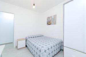 A bed or beds in a room at Piso Ría de Pontevedra Még 8 kép