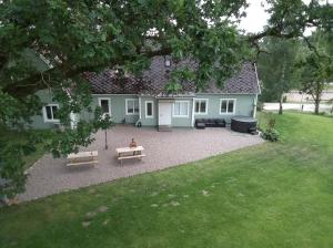 un cortile con due panchine e una casa di Hovdala Holiday a Hässleholm