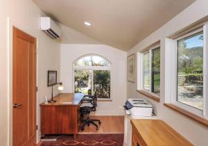 un bureau avec un bureau et une fenêtre dans l'établissement The Haven -In Town, NEWLY remodeled, Private, Stocked, à Mariposa