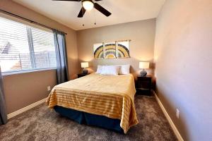 Schlafzimmer mit einem Bett und einem Deckenventilator in der Unterkunft Mesa Oasis Private Pool Spacious! 10+ guests 7 Beds New, Great Location! in Mesa