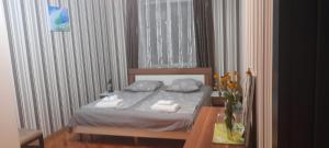 um quarto com uma cama com toalhas em Limi Sachkhere em Ssatschcheri