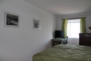 sypialnia z łóżkiem, biurkiem i oknem w obiekcie Apartment Antares w Korčuli