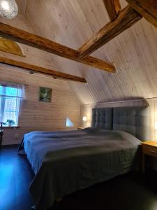 una camera con un grande letto in un soffitto in legno di Hovdala Holiday a Hässleholm