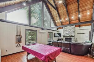 - un salon avec une table et des fauteuils en cuir dans l'établissement Poconos Chalet newly renovated, great location home, à Tobyhanna